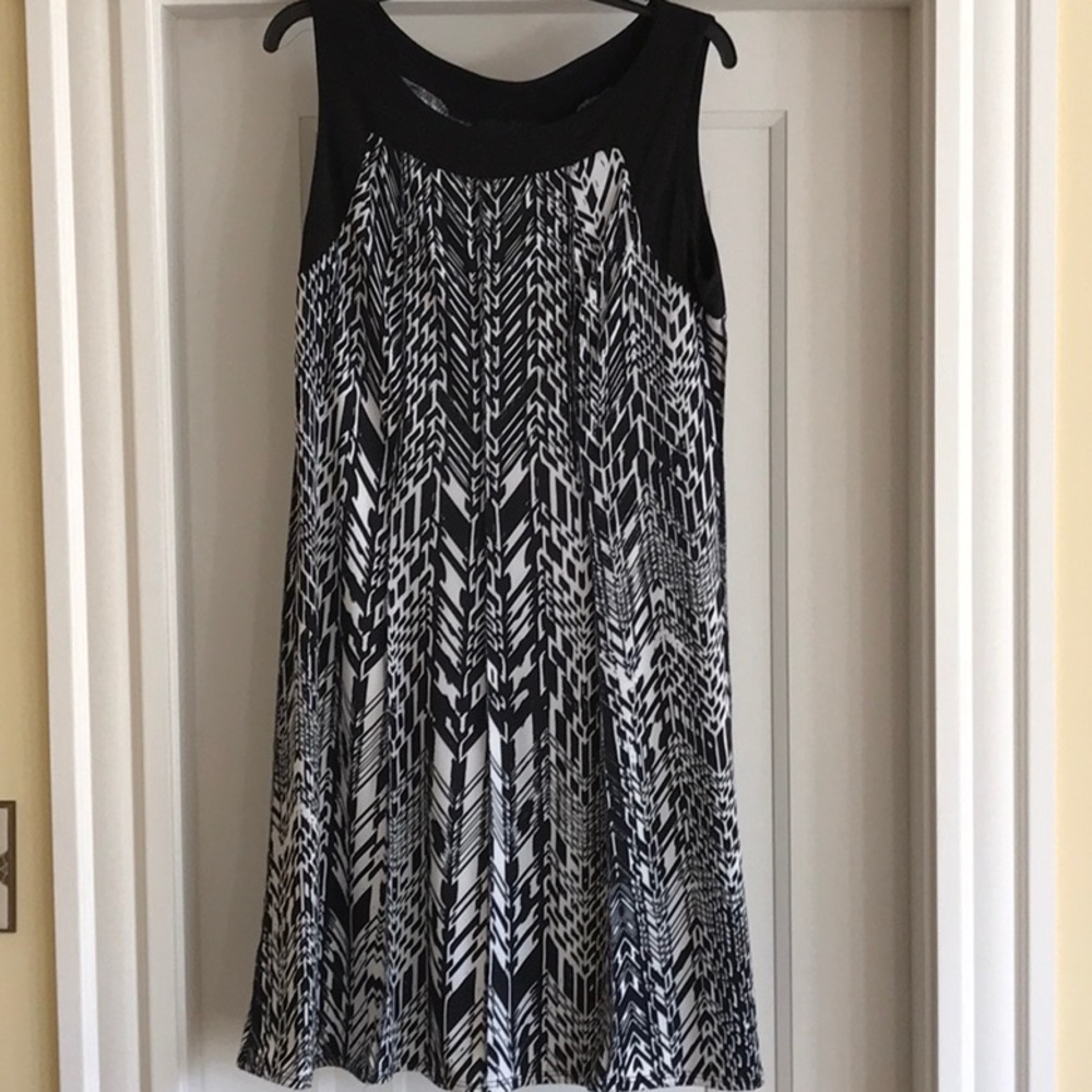 Sleeveless black and white dress